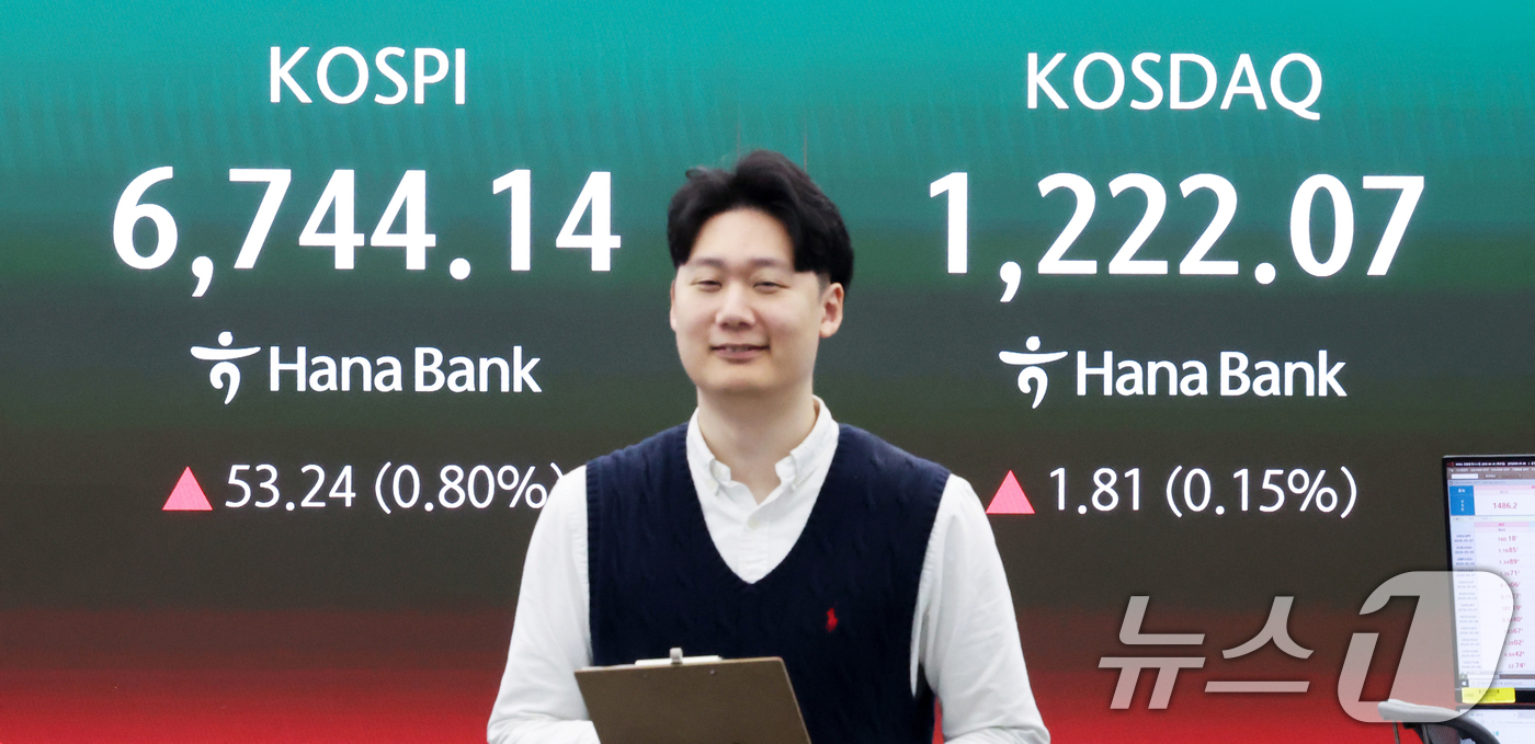 (서울=뉴스1) 조연우 인턴기자 = 코스피 지수가 장 초반 강세 흐름을 이어간 30일 오전 서울 중구 하나은행 딜링룸 전광판에 시황이 표시되고 있다. 이날 코스피는 전 거래일 대비 …