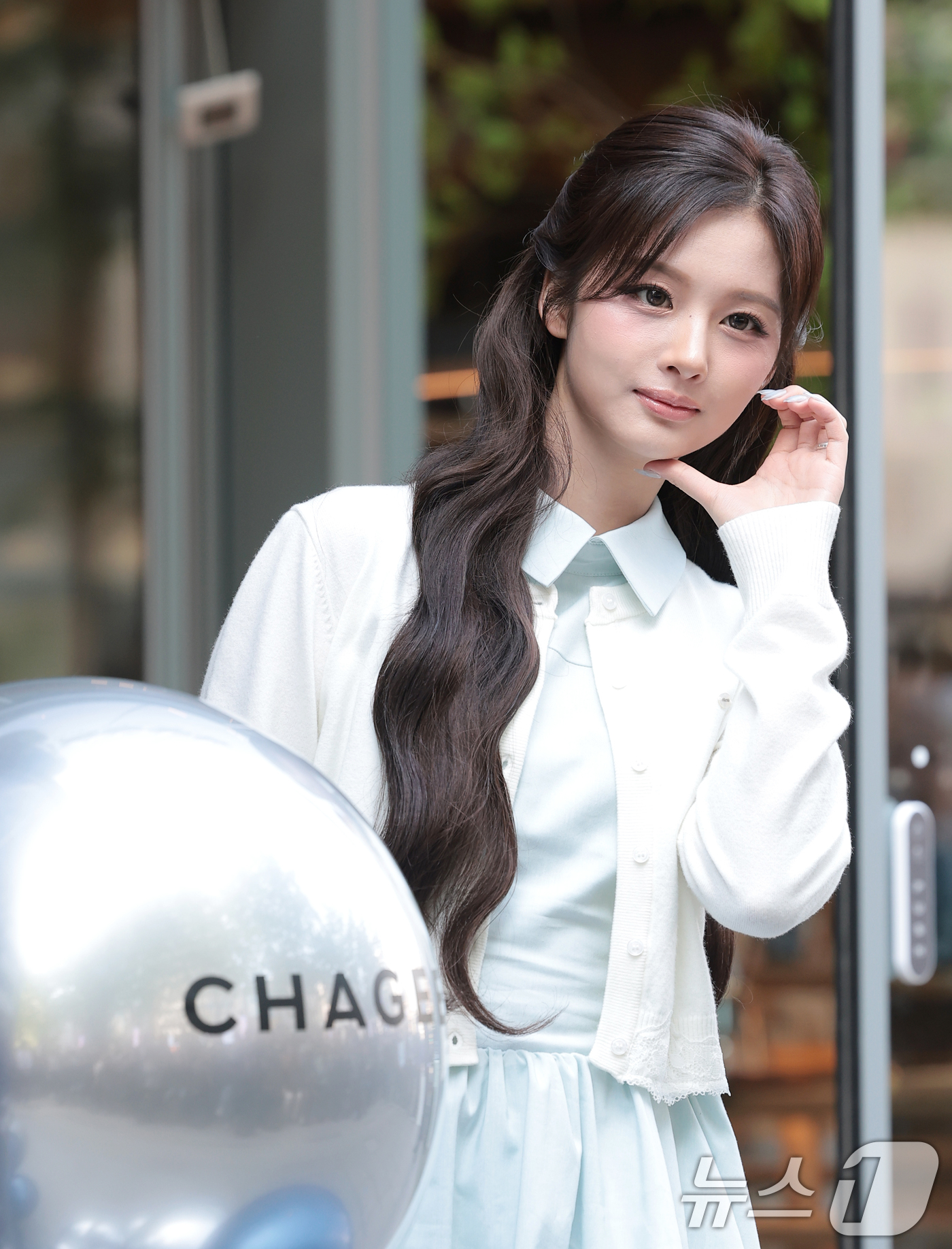 (서울=뉴스1) 권현진 기자 = 그룹 엔믹스(NMIXX) 설윤이 30일 서울 강남에서 열린 글로벌 모던 티 브랜드 CHAGEE(차지)의 플래그십 그랜드 오프닝 행사에 참석해 포즈를 …