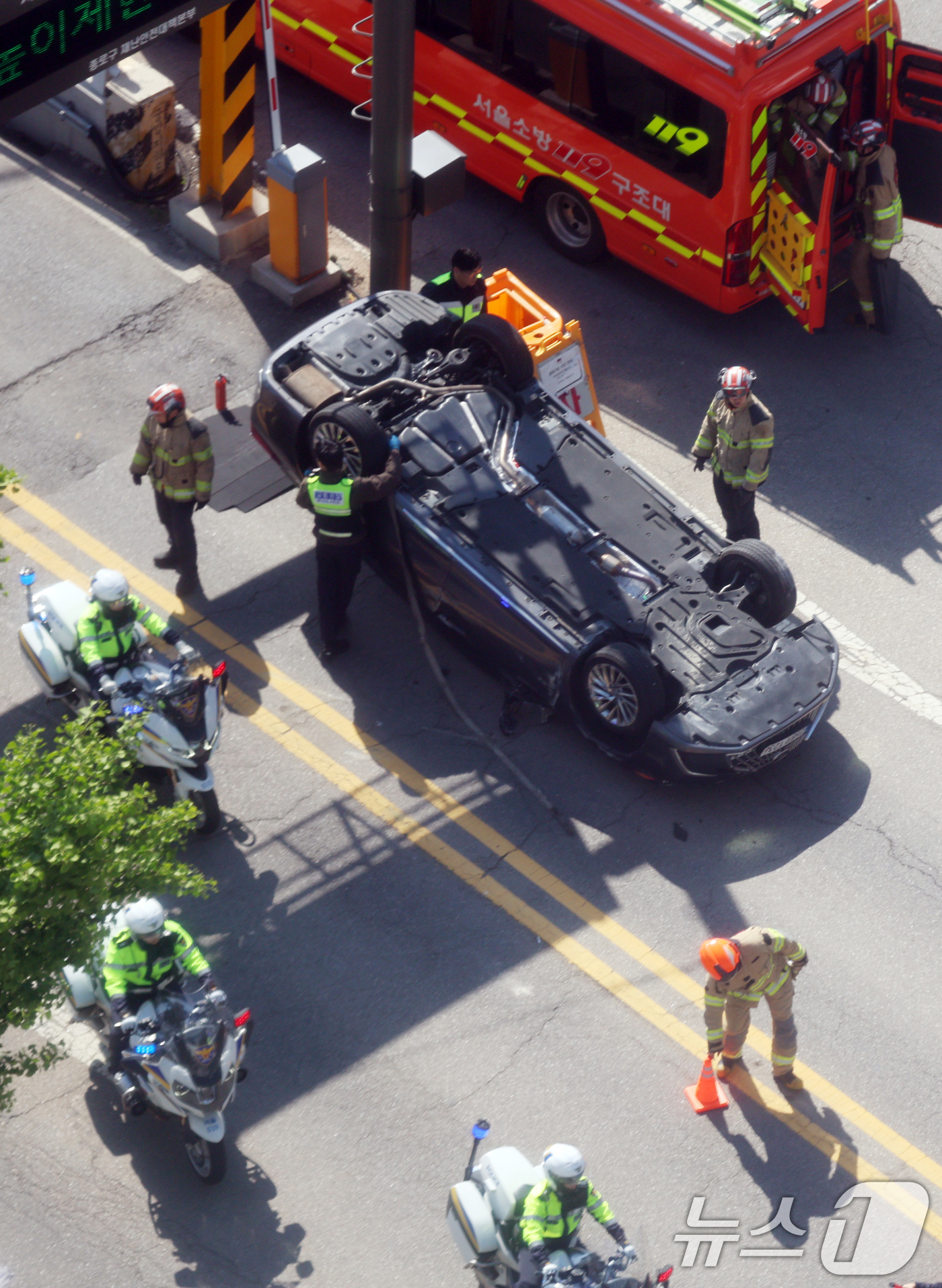 (서울=뉴스1) 김명섭 기자 = 30일 오전 서울 종로구 정부서울청사 옆 지하차도 입구에서 차량이 전복돼 경찰관과 소방관들이 수습작업을 하고 있다. 2026.4.30/뉴스1
