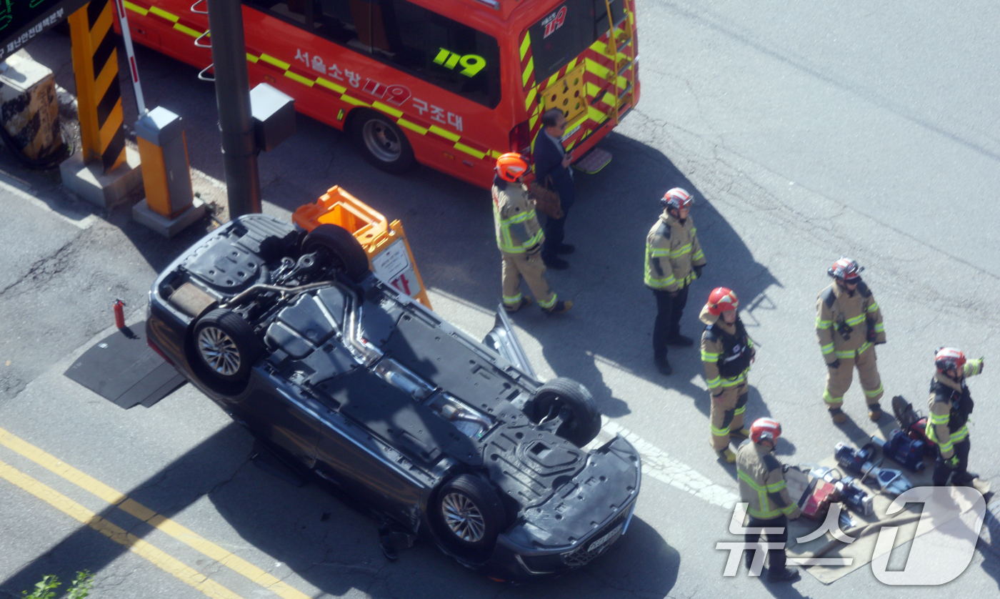 (서울=뉴스1) 김명섭 기자 = 30일 오전 서울 종로구 정부서울청사 옆 지하차도 입구에서 차량이 전복돼 경찰관과 소방관들이 수습작업을 하고 있다. 2026.4.30/뉴스1
