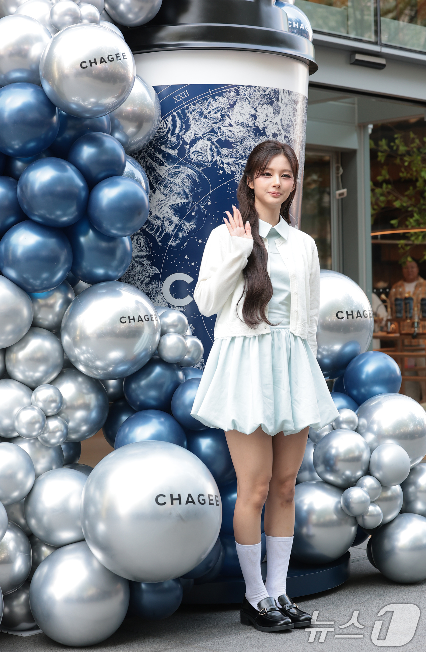 (서울=뉴스1) 권현진 기자 = 그룹 엔믹스(NMIXX) 설윤이 30일 서울 강남에서 열린 글로벌 모던 티 브랜드 CHAGEE(차지)의 플래그십 그랜드 오프닝 행사에 참석해 포즈를 …