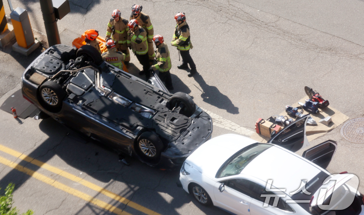 (서울=뉴스1) 김명섭 기자 = 30일 오전 서울 종로구 정부서울청사 옆 지하차도 입구에서 차량이 전복돼 경찰관과 소방관들이 수습작업을 하고 있다. 2026.4.30/뉴스1