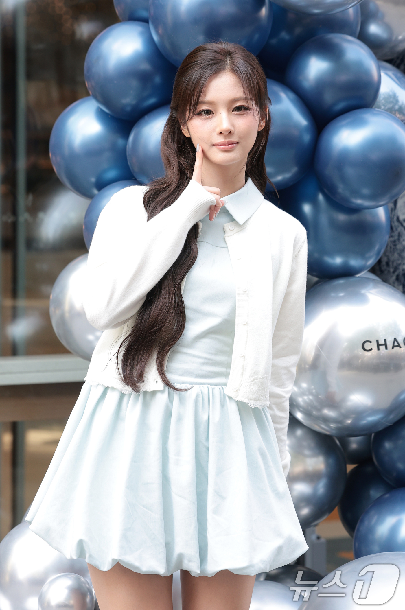 (서울=뉴스1) 권현진 기자 = 그룹 엔믹스(NMIXX) 설윤이 30일 서울 강남에서 열린 글로벌 모던 티 브랜드 CHAGEE(차지)의 플래그십 그랜드 오프닝 행사에 참석해 포즈를 …