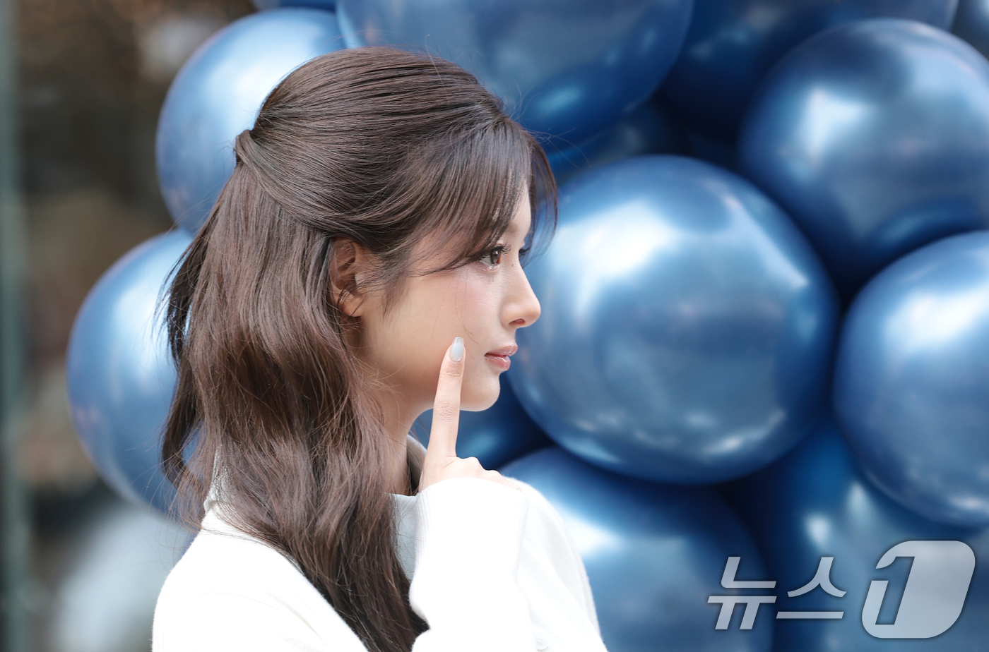 (서울=뉴스1) 권현진 기자 = 그룹 엔믹스(NMIXX) 설윤이 30일 서울 강남에서 열린 글로벌 모던 티 브랜드 CHAGEE(차지)의 플래그십 그랜드 오프닝 행사에 참석해 포즈를 …