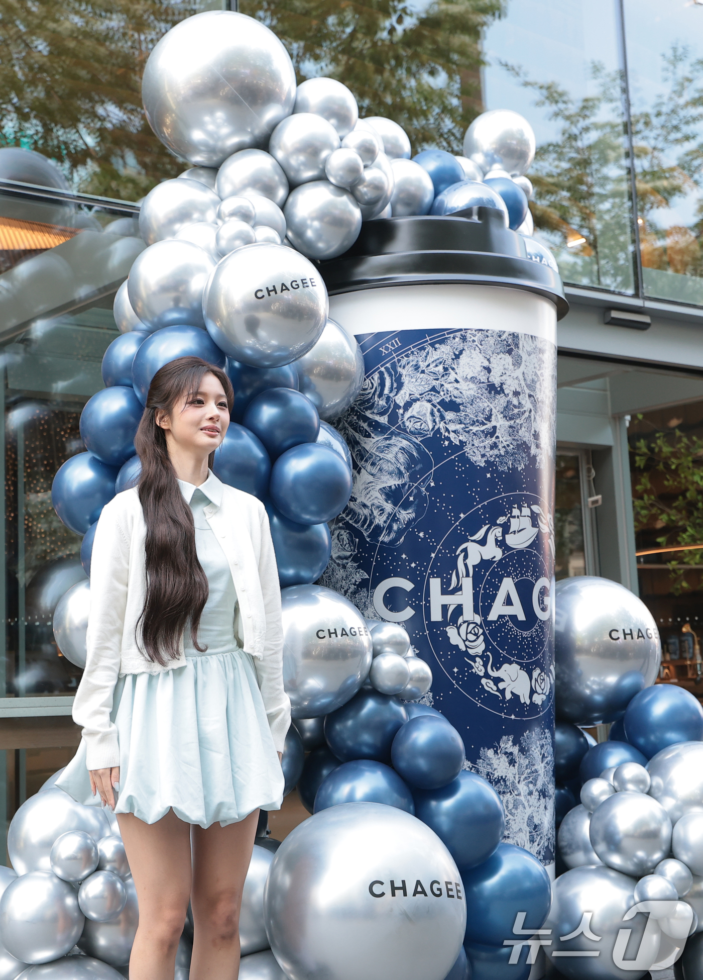 (서울=뉴스1) 권현진 기자 = 그룹 엔믹스(NMIXX) 설윤이 30일 서울 강남에서 열린 글로벌 모던 티 브랜드 CHAGEE(차지)의 플래그십 그랜드 오프닝 행사에 참석해 포즈를 …