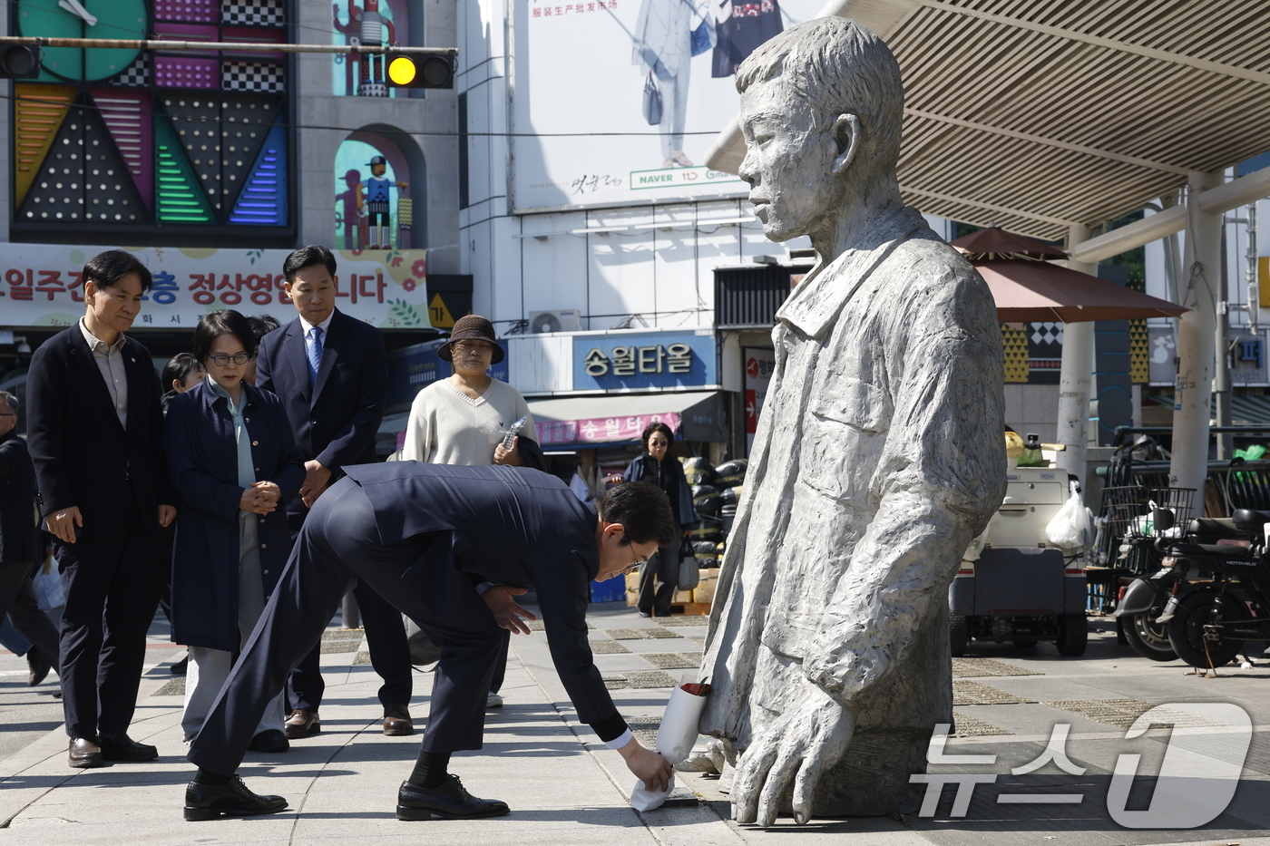 (서울=뉴스1) 박정호 기자 = 정원오 더불어민주당 서울시장 후보가 30일 오전 서울시 종로구 청계천로 전태일다리 위 전태일 열사 동상을 찾아 헌화를 하고 있다. 2026.4.30 …