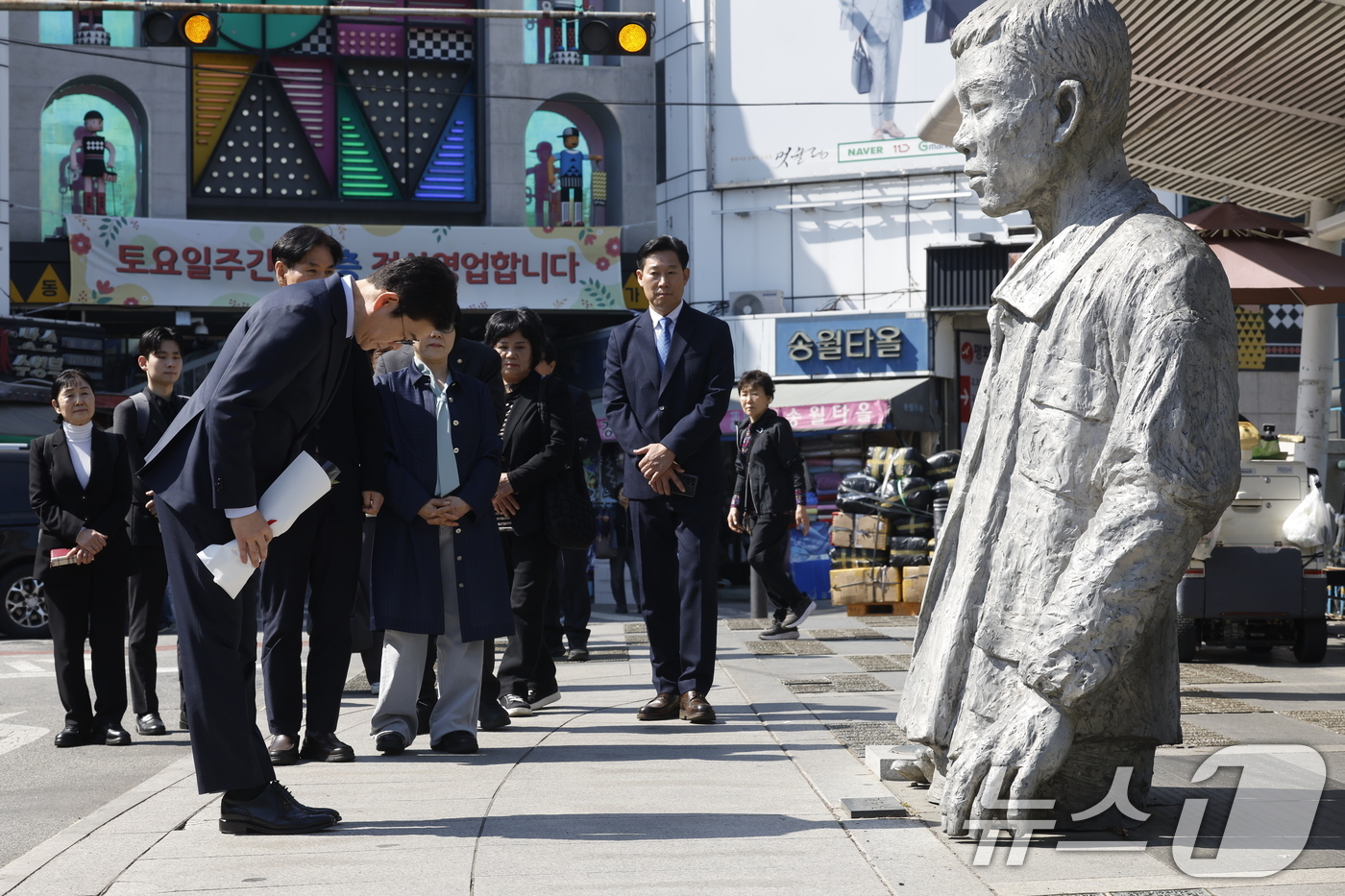 (서울=뉴스1) 박정호 기자 = 정원오 더불어민주당 서울시장 후보가 30일 오전 서울시 종로구 청계천로 전태일다리 위 전태일 열사 동상을 찾아 묵념을 하고 있다. 2026.4.30 …