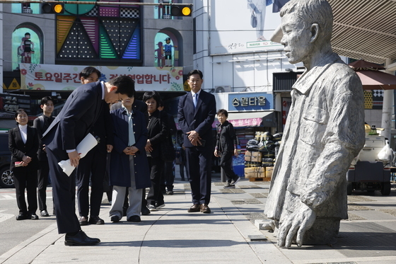 전태일 열사 동상 찾아 묵념하는 정원오 후보