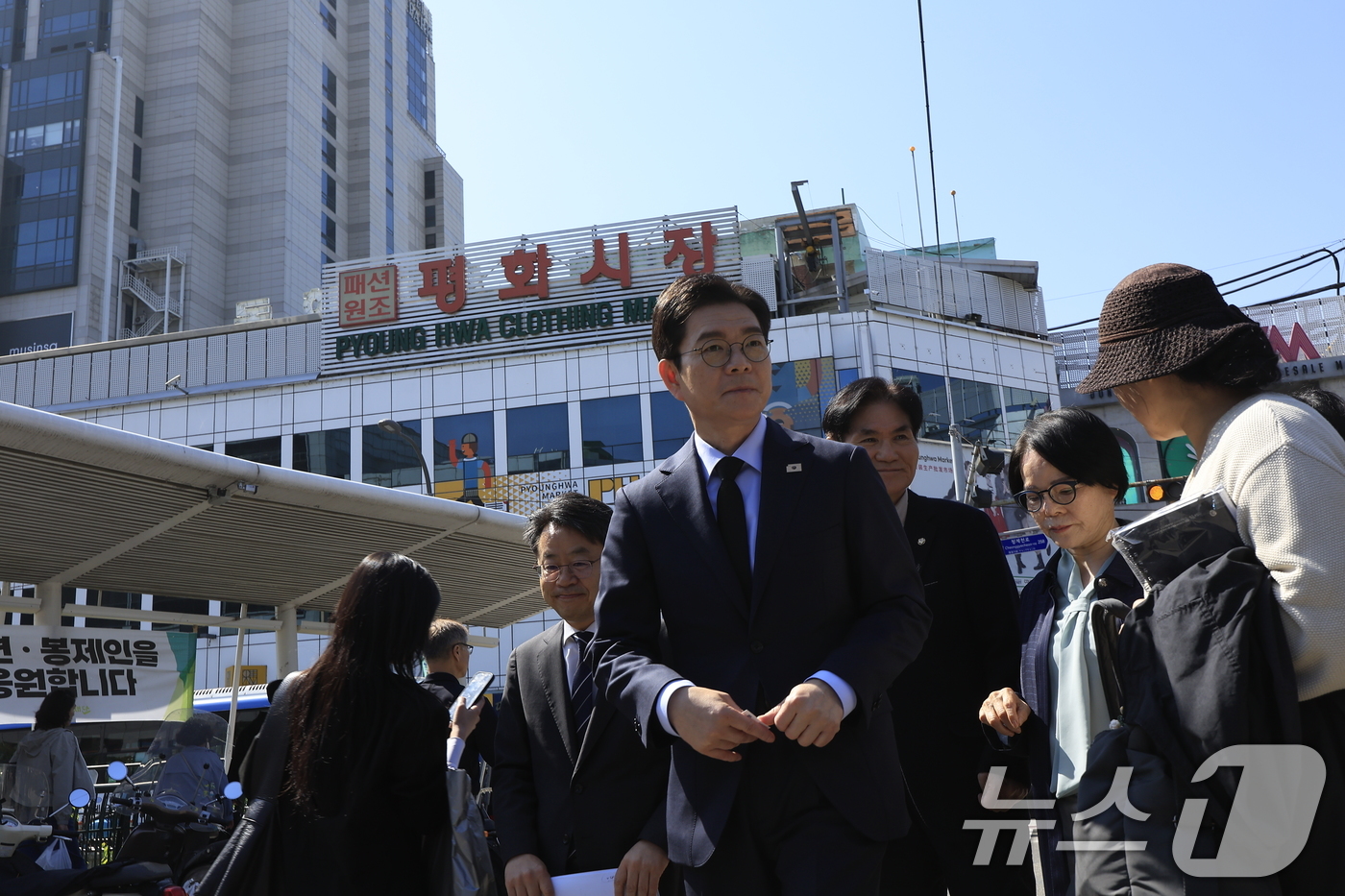 (서울=뉴스1) 박정호 기자 = 정원오 더불어민주당 서울시장 후보가 30일 서울시 종로구 청계천로 전태일다리 위 전태일 열사 동상을 찾고 있다. 2026.4.30/뉴스1