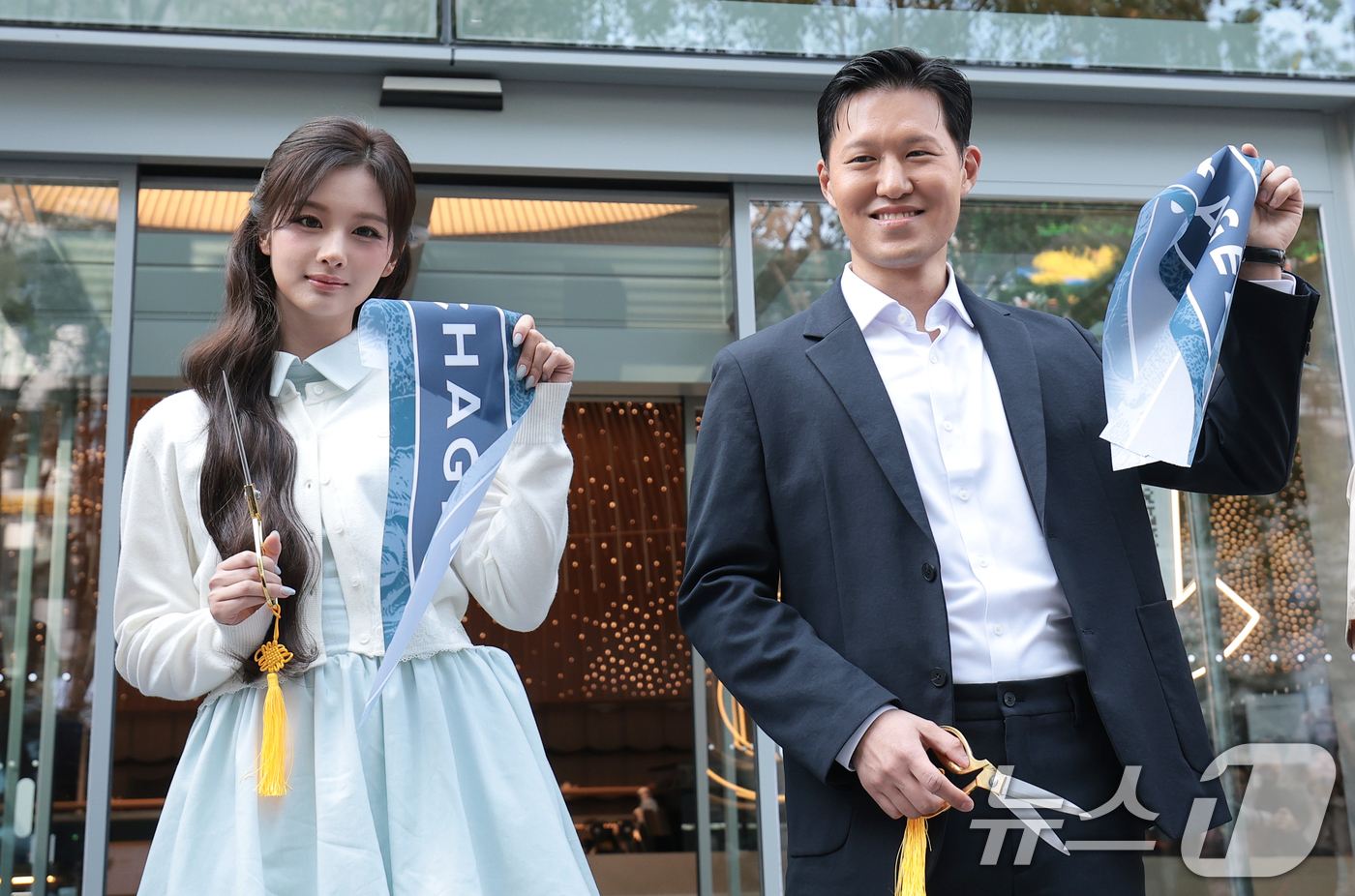 (서울=뉴스1) 권현진 기자 = 김좌현 차지 코리아 대표와 그룹 엔믹스(NMIXX) 설윤(왼쪽)이 30일 서울 강남에서 열린 글로벌 모던 티 브랜드 CHAGEE(차지)의 플래그십 …