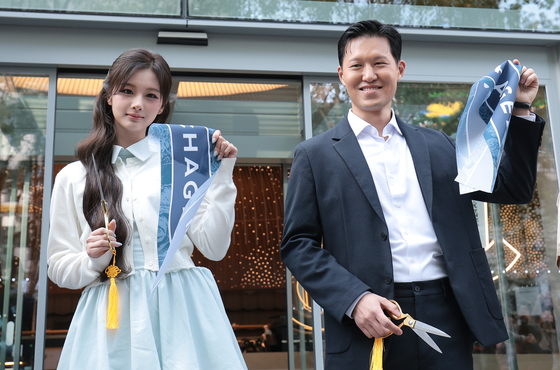 리본 컷팅 마친  김좌현 대표와 설윤