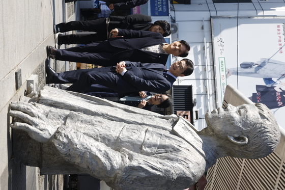 전태일 열사 동상 찾은 정원오 후보