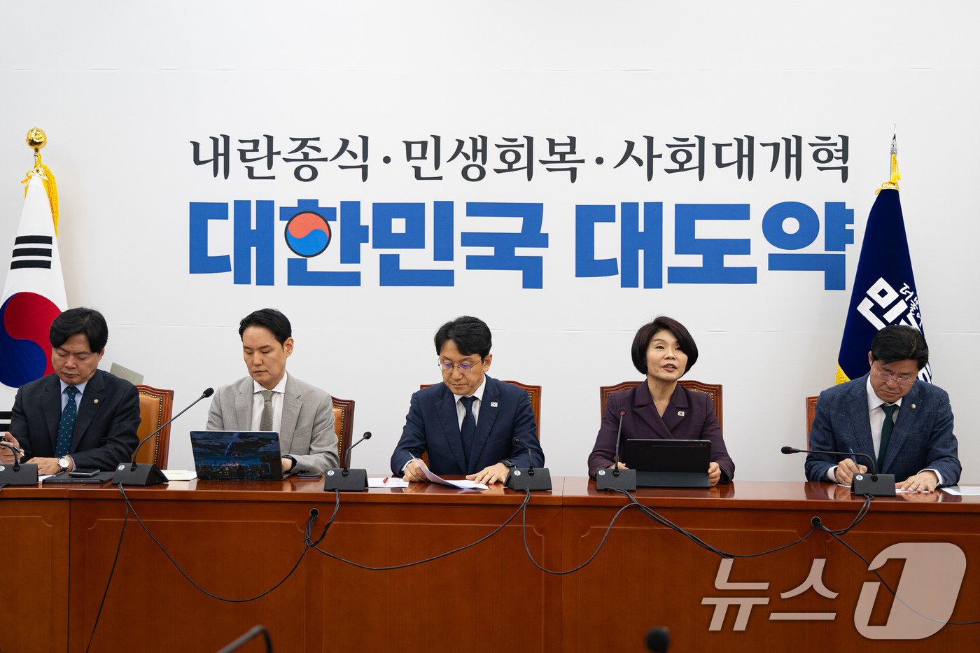 (서울=뉴스1) 유승관 기자 = 한정애 더불어민주당 정책위의장이 30일 서울 여의도 국회에서 열린 정책조정회의에서 모두 발언을 하고 있다. 2026.4.30/뉴스1