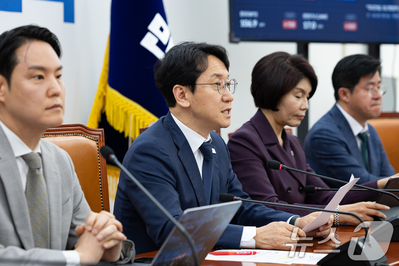 (서울=뉴스1) 유승관 기자 = 천준호 더불어민주당 원내대표 직무대행이 30일 서울 여의도 국회에서 열린 정책조정회의에서 모두 발언을 하고 있다. 2026.4.30/뉴스1