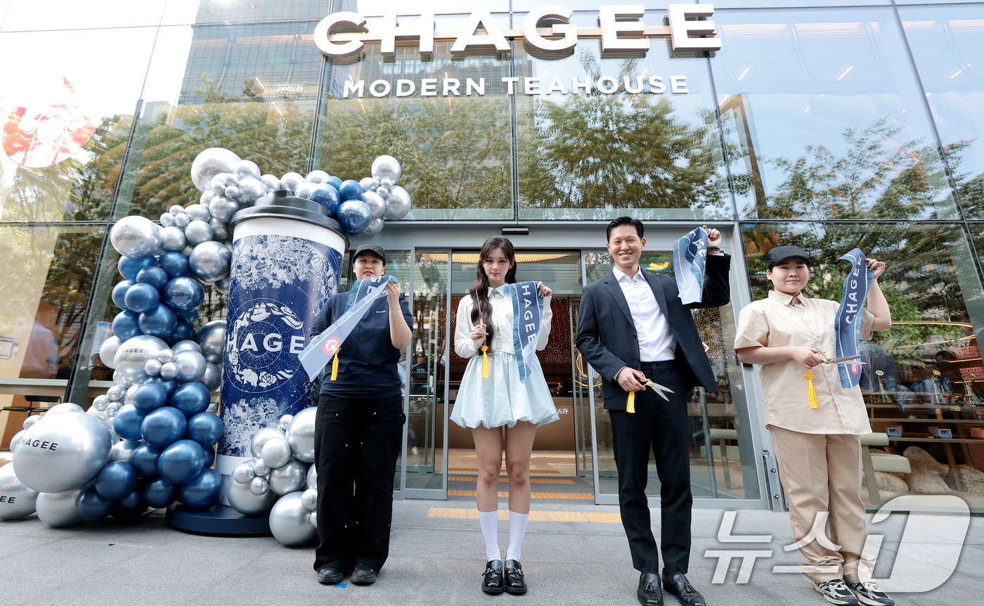 (서울=뉴스1) 권현진 기자 = 김좌현 차지 코리아 대표(왼쪽 세번째)와 그룹 엔믹스(NMIXX) 설윤(왼쪽 두번째) 등이 30일 서울 강남에서 열린 글로벌 모던 티 브랜드 CHA …