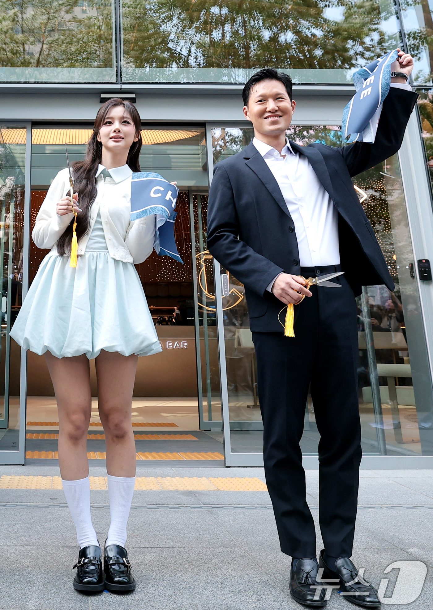 (서울=뉴스1) 권현진 기자 = 김좌현 차지 코리아 대표와 그룹 엔믹스(NMIXX) 설윤(오른쪽)이 30일 서울 강남에서 열린 글로벌 모던 티 브랜드 CHAGEE(차지)의 플래그십 …