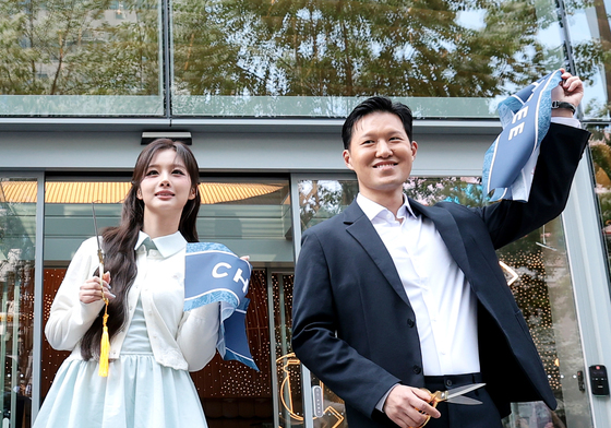 리본 컷팅 마친 김좌현 대표와 설윤