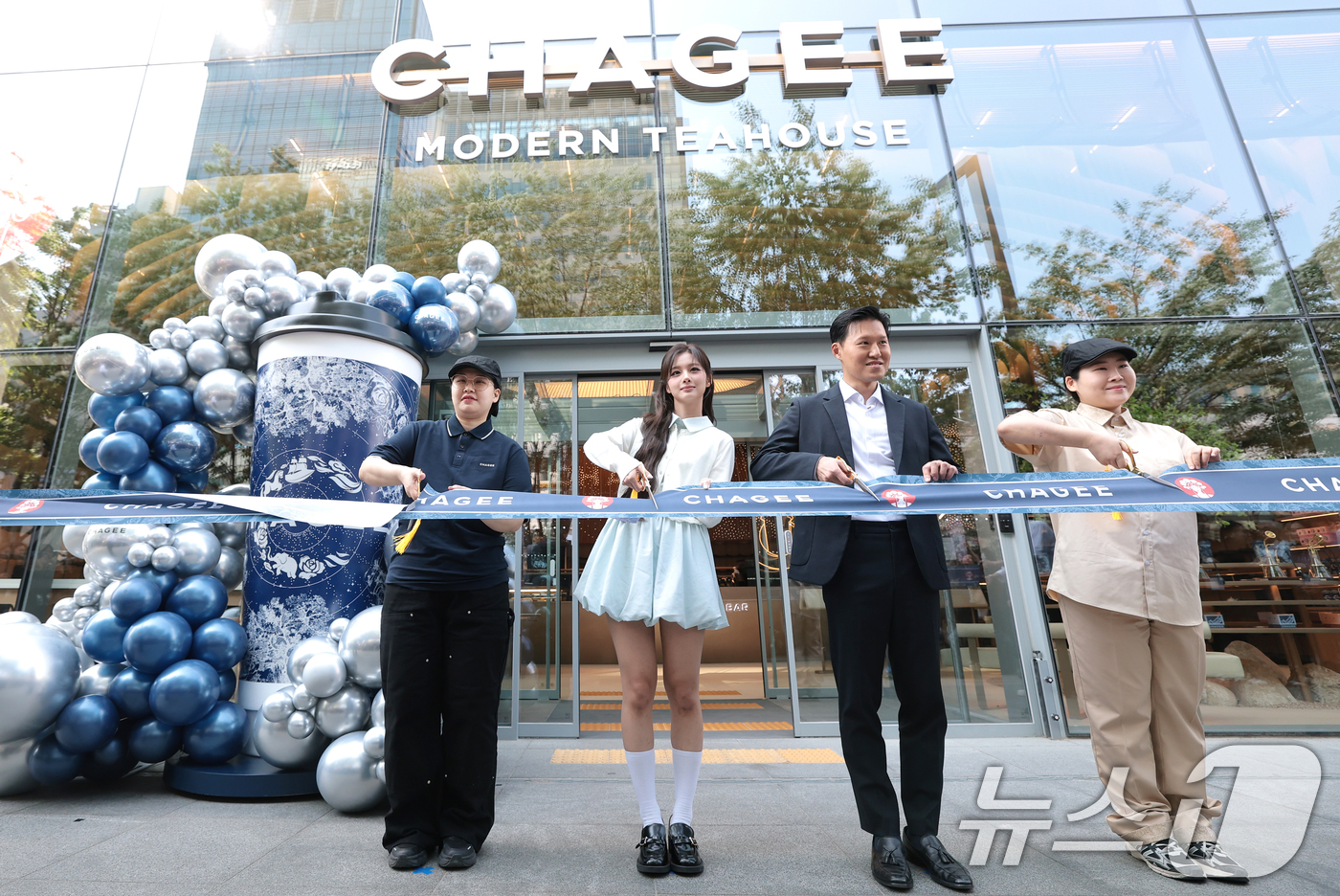 (서울=뉴스1) 권현진 기자 = 김좌현 차지 코리아 대표(왼쪽 세번째)와 그룹 엔믹스(NMIXX) 설윤(왼쪽 두번째) 등이 30일 서울 강남에서 열린 글로벌 모던 티 브랜드 CHA …