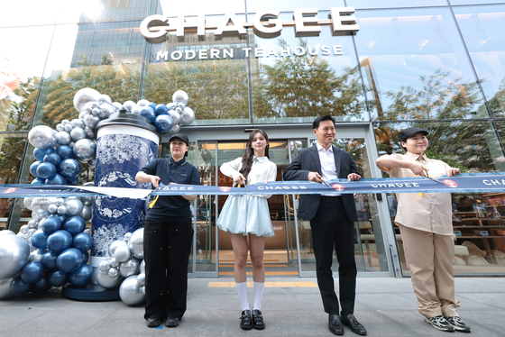 테이프 컷팅하는 김좌현 대표와 설윤