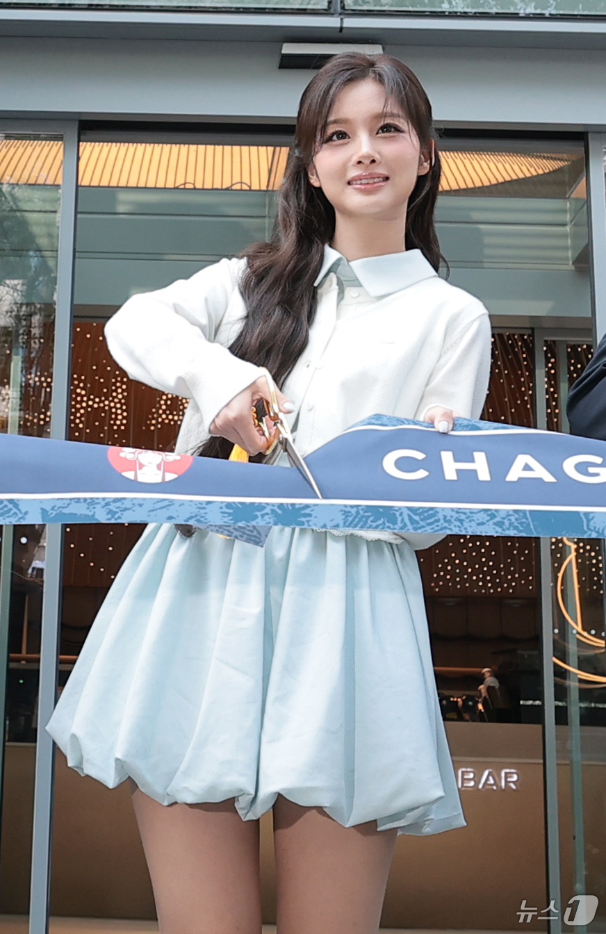 (서울=뉴스1) 권현진 기자 = 그룹 엔믹스(NMIXX) 설윤이 30일 서울 강남에서 열린 글로벌 모던 티 브랜드 CHAGEE(차지)의 플래그십 그랜드 오프닝 행사에서 리본 컷팅을 …