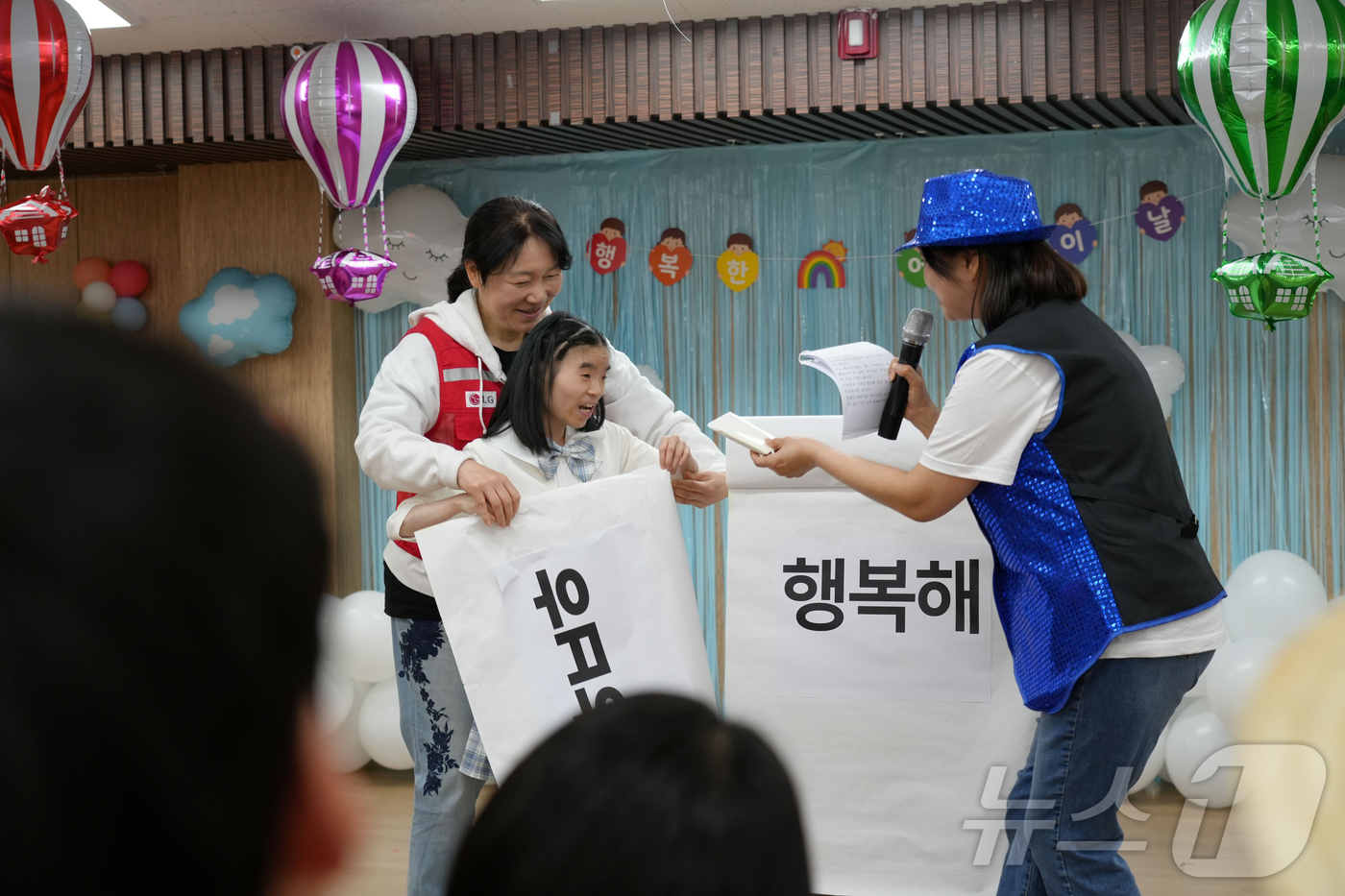(서울=뉴스1) = LG전자가 ‘가정의 달’을 맞아 중증장애 아동∙청소년 복지시설 암사재활원에서 어린이날 행사를 열었다고 30일 밝혔다. 사진은 LG전자 임직원으로 구성된 라이프스 …