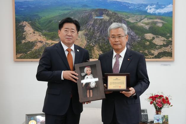 김동철 한전 사장, 제주 명예도민 됐다…제주-완도 제3연계선 준공 공로