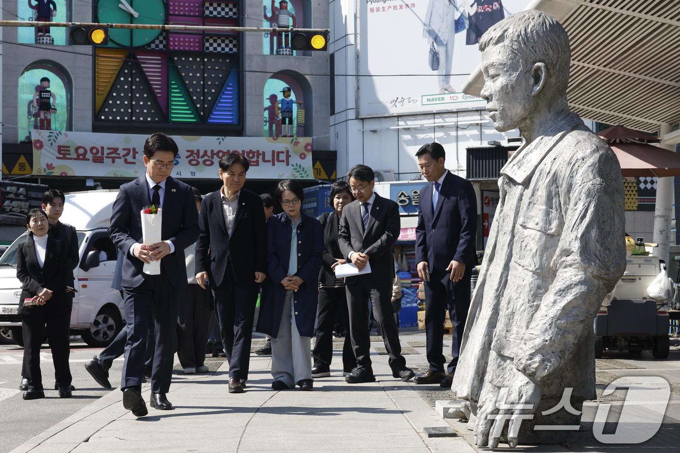 (서울=뉴스1) 박정호 기자 = 정원오 더불어민주당 서울시장 후보가 30일 서울시 종로구 청계천로 전태일다리 위 전태일 열사 동상을 찾아 추모를 하고 있다. 2026.4.30/뉴스 …
