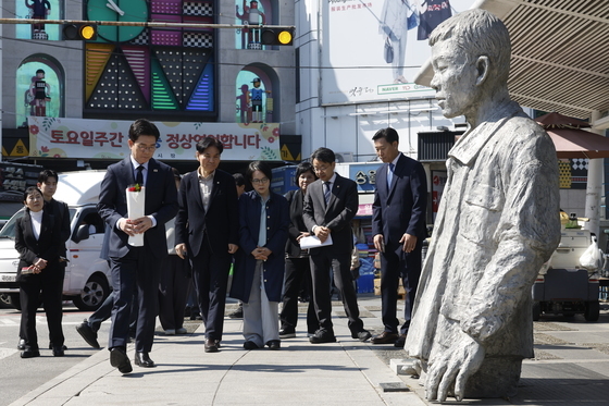 전태일 동상 추모하는 정원오 후보