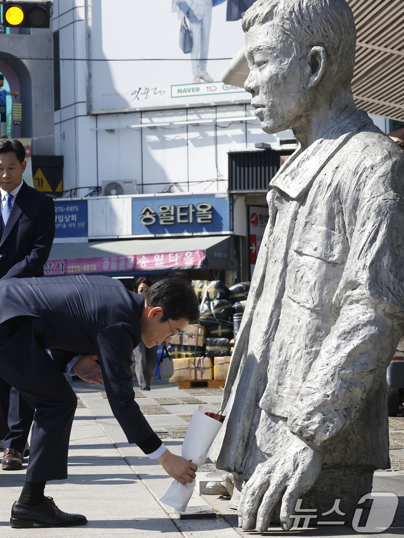 (서울=뉴스1) 박정호 기자 = 정원오 더불어민주당 서울시장 후보가 30일 서울시 종로구 청계천로 전태일다리 위 전태일 열사 동상을 찾아 추모를 하고 있다. 2026.4.30/뉴스 …