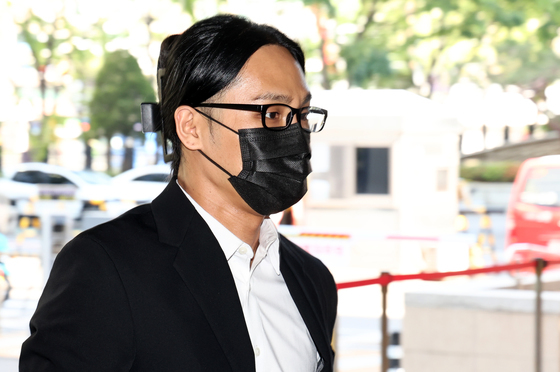 법정 들어가는 '마약 자수' 래퍼 식케이