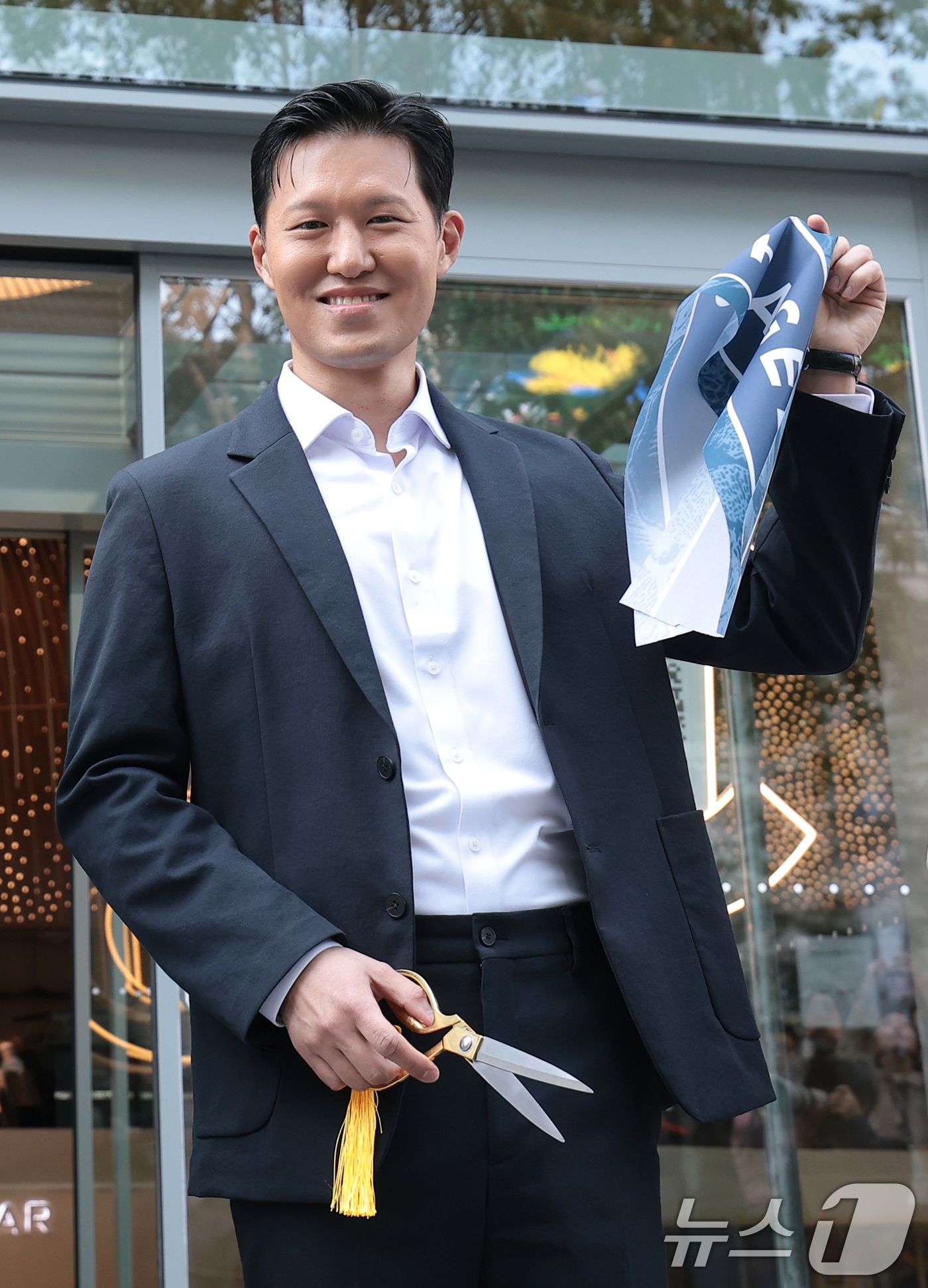 (서울=뉴스1) 권현진 기자 = 김좌현 차지 코리아 대표가 30일 서울 강남에서 열린 글로벌 모던 티 브랜드 CHAGEE(차지)의 플래그십 그랜드 오프닝 행사에서 리본 컷팅을 마친 …