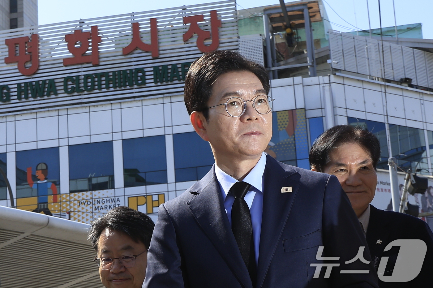 (서울=뉴스1) 박정호 기자 = 정원오 더불어민주당 서울시장 후보가 30일 오전 서울시 종로구 청계천로 전태일다리 위 전태일 열사 동상을 찾고 있다. 2026.4.30/뉴스1