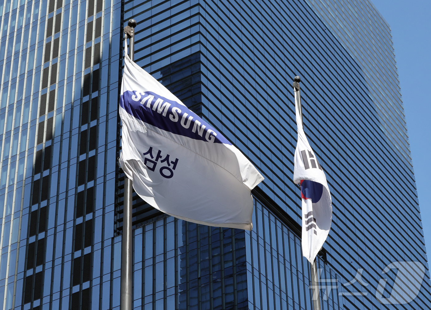 (서울=뉴스1) 김진환 기자 = 삼성전자가 30일 1분기 매출 133조8700억원, 영업이익 57조2300억원으로 분기 기준 역대 최대 실적을 기록했다고 공시했다.AI 반도체와 메 …