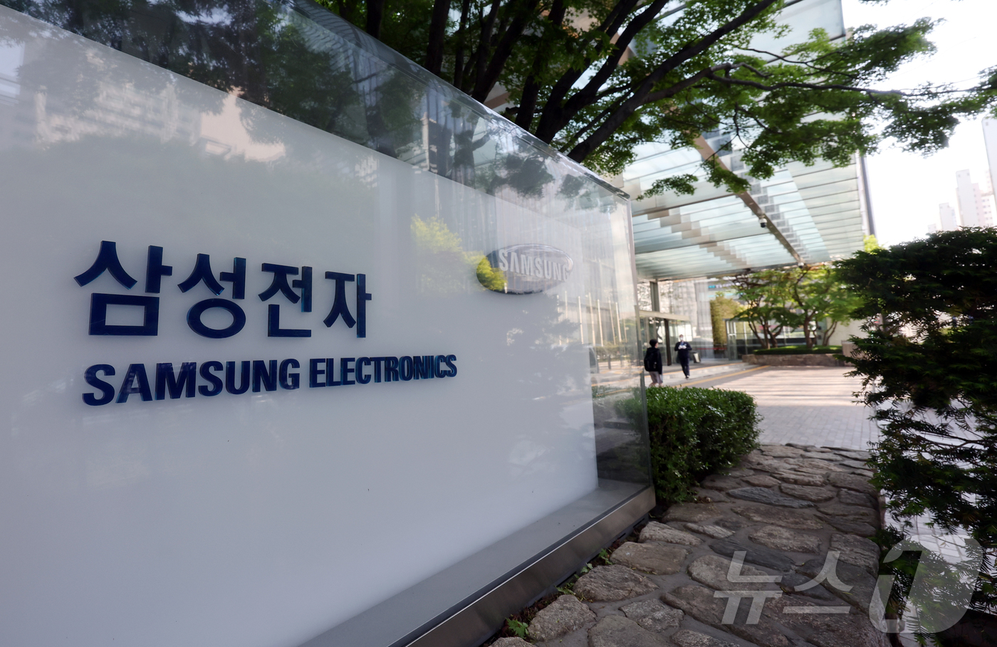 (서울=뉴스1) 김진환 기자 = 삼성전자가 30일 1분기 매출 133조8700억원, 영업이익 57조2300억원으로 분기 기준 역대 최대 실적을 기록했다고 공시했다.AI 반도체와 메 …