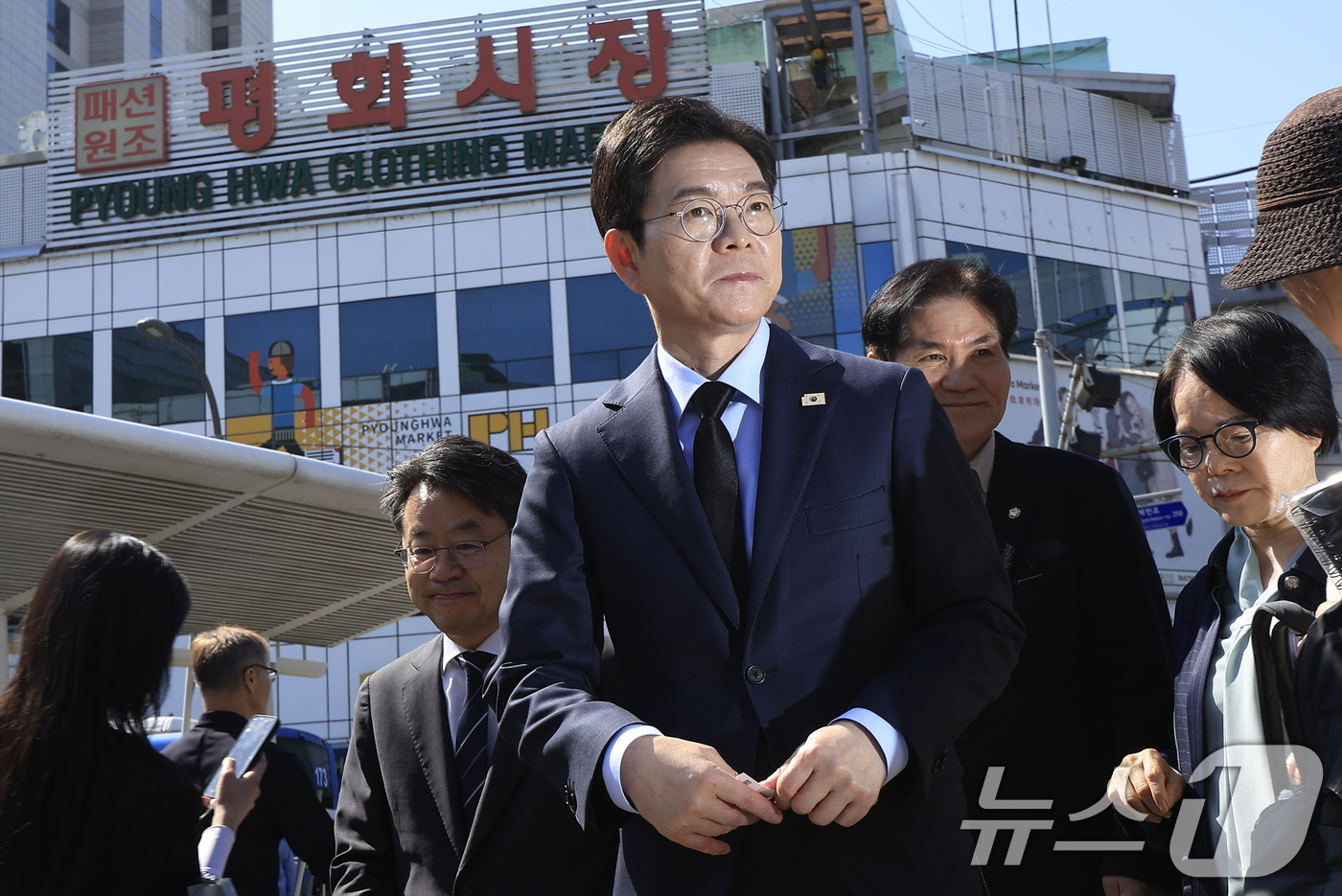 (서울=뉴스1) 박정호 기자 = 정원오 더불어민주당 서울시장 후보가 30일 오전 서울시 종로구 청계천로 전태일다리 위 전태일 열사 동상을 찾고 있다. 2026.4.30/뉴스1