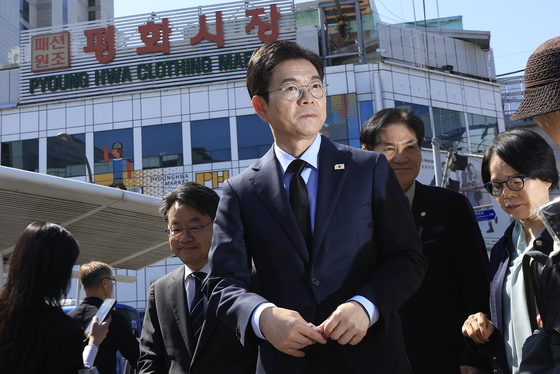 전태일 동상 찾은 정원오 민주당 서울시장 후보