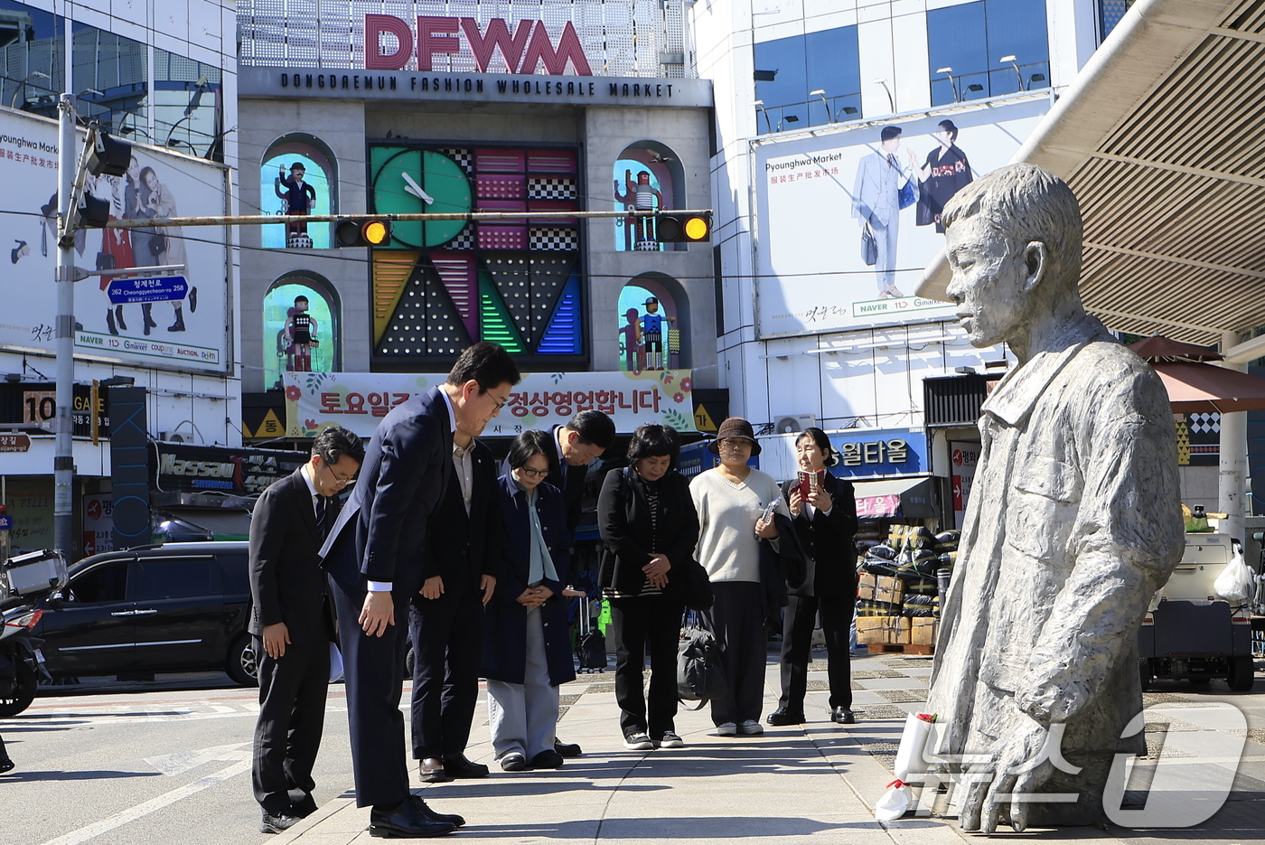 (서울=뉴스1) 박정호 기자 = 정원오 더불어민주당 서울시장 후보가 30일 오전 서울시 종로구 청계천로 전태일다리 위 전태일 열사 동상을 찾아 묵념을 하고 있다. 2026.4.30 …