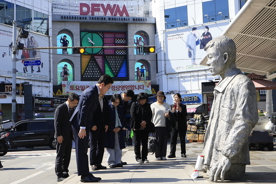 전태일 동상 찾아 묵념하는 정원오 민주당 서울시장 후보