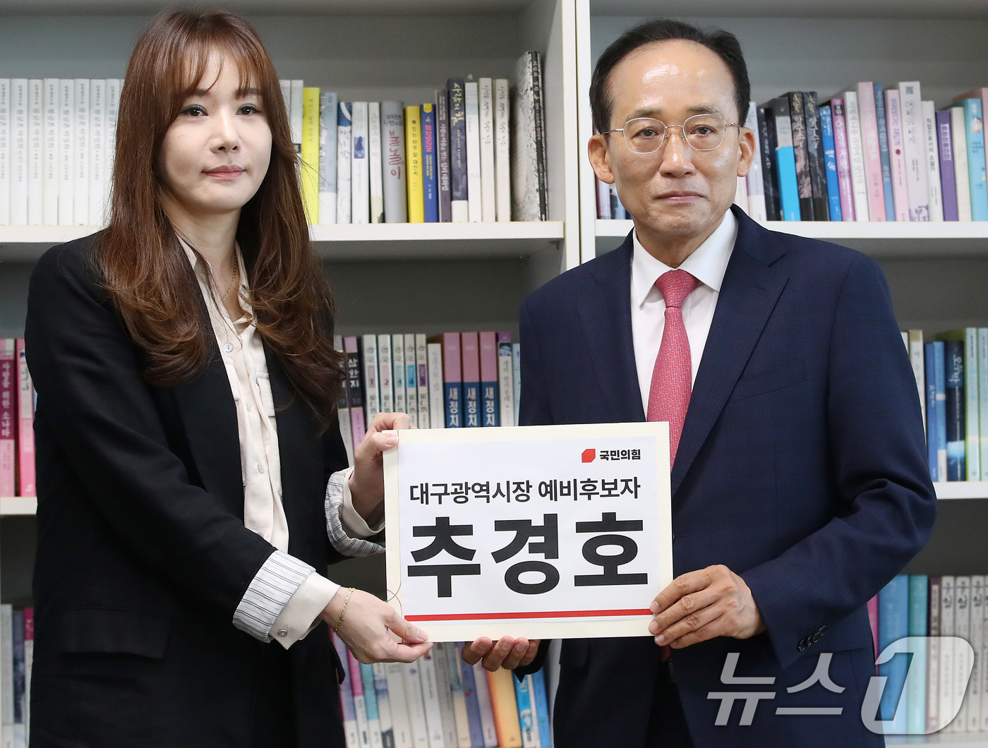 (대구=뉴스1) 공정식 기자 = 6·3 지방선거 국민의힘 대구시장 후보로 출마하는 추경호 전 의원이 30일 오전 대구시선거관리위원회를 찾아 선관위 관계자에게 예비후보 등록 서류를 …