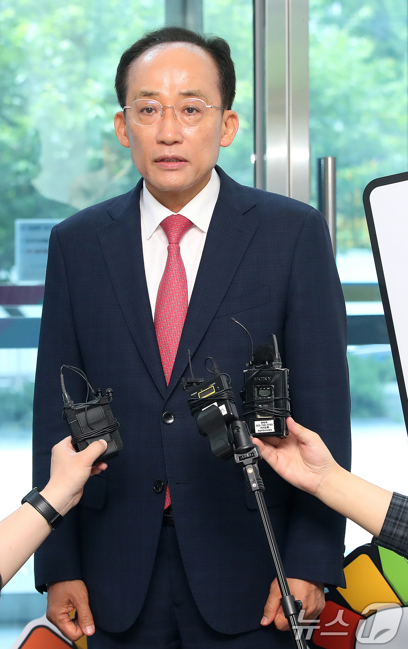 (대구=뉴스1) 공정식 기자 = 6·3 지방선거 국민의힘 대구시장 후보로 출마하는 추경호 전 의원이 30일 오전 대구시선거관리위원회를 찾아 예비후보 등록을 마친 뒤 취재진 질문에 …