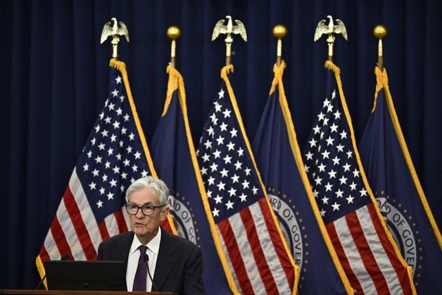 '파월 알박기' 美연준 매파적 동결…"내년 중반까지 인하 없을 수도"