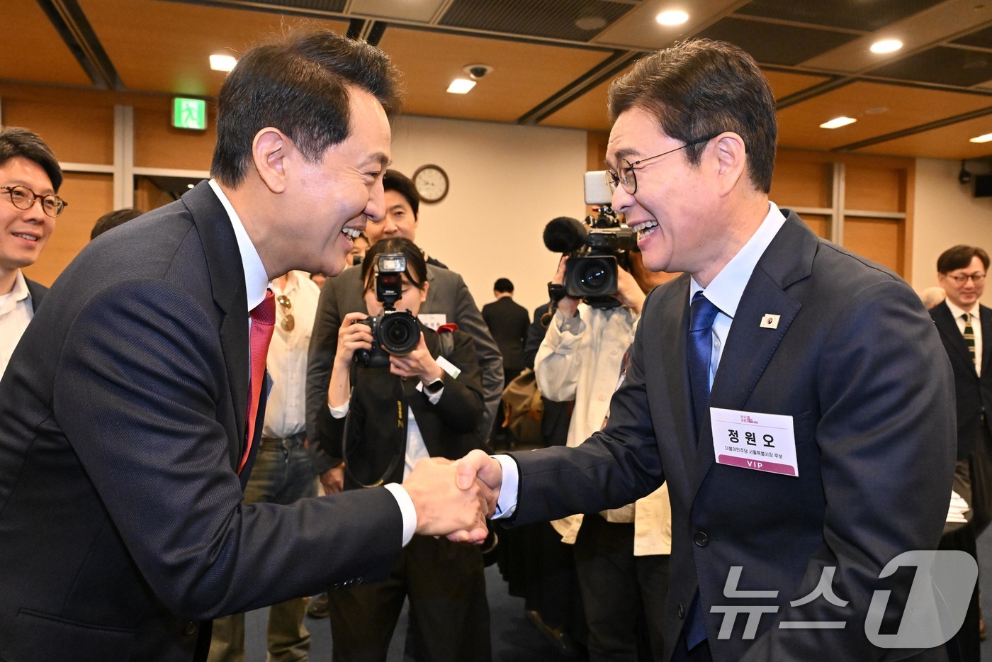 (서울=뉴스1) = 정원오 더불어민주당 서울시장 후보(오른쪽)와 오세훈 국민의힘 서울시장 후보가 30일 서울 중구 대한상공회의소에서 열린 '한국포럼'에 참석해 악수를 하고 있다. …