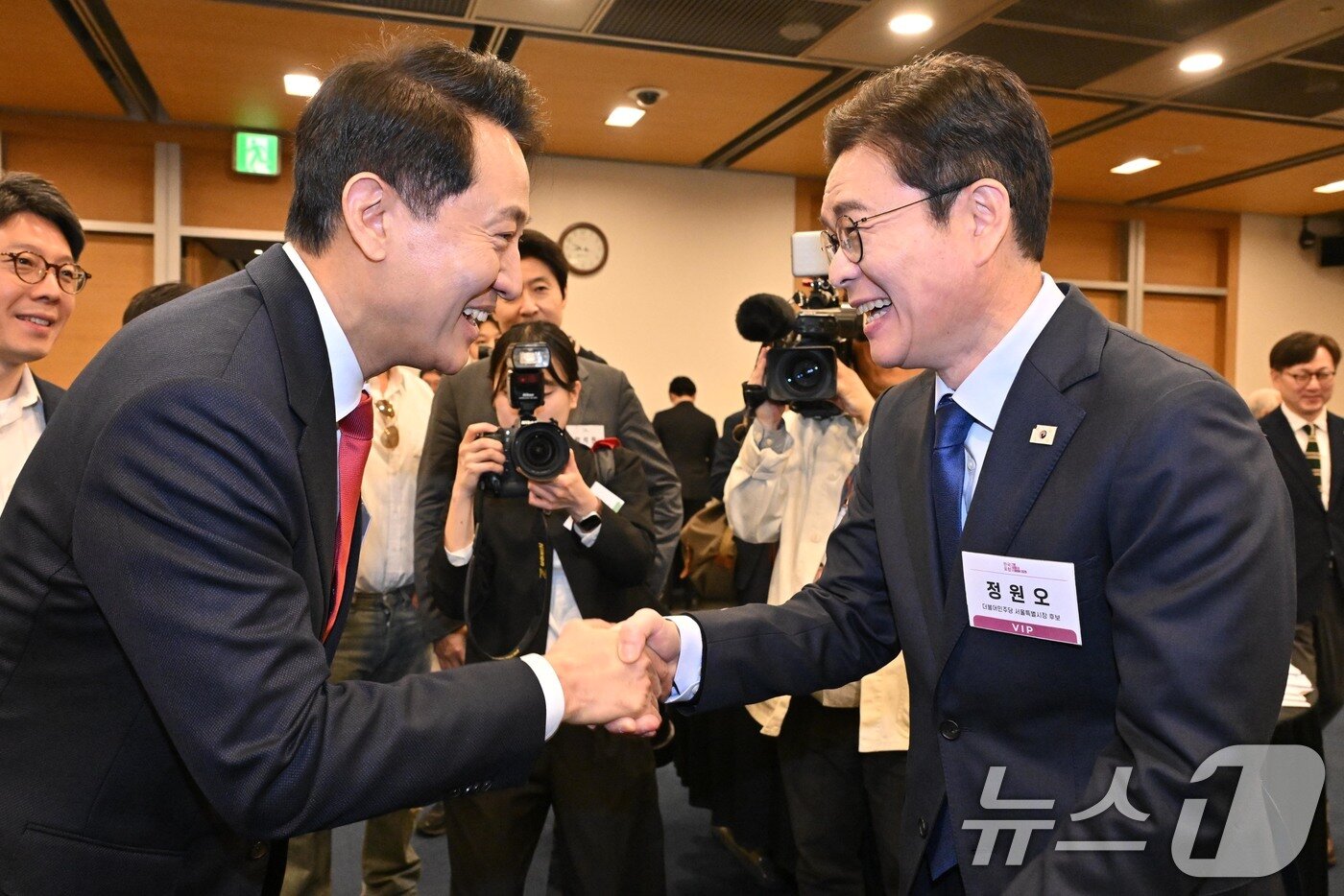 본문 이미지 - 정원오 더불어민주당 서울시장 후보(오른쪽)와 오세훈 국민의힘 서울시장 후보가 30일 서울 중구 대한상공회의소에서 열린 '한국포럼'에 참석해 악수하고 있다. (한국일보 제공) 2026.4.30 ⓒ 뉴스1