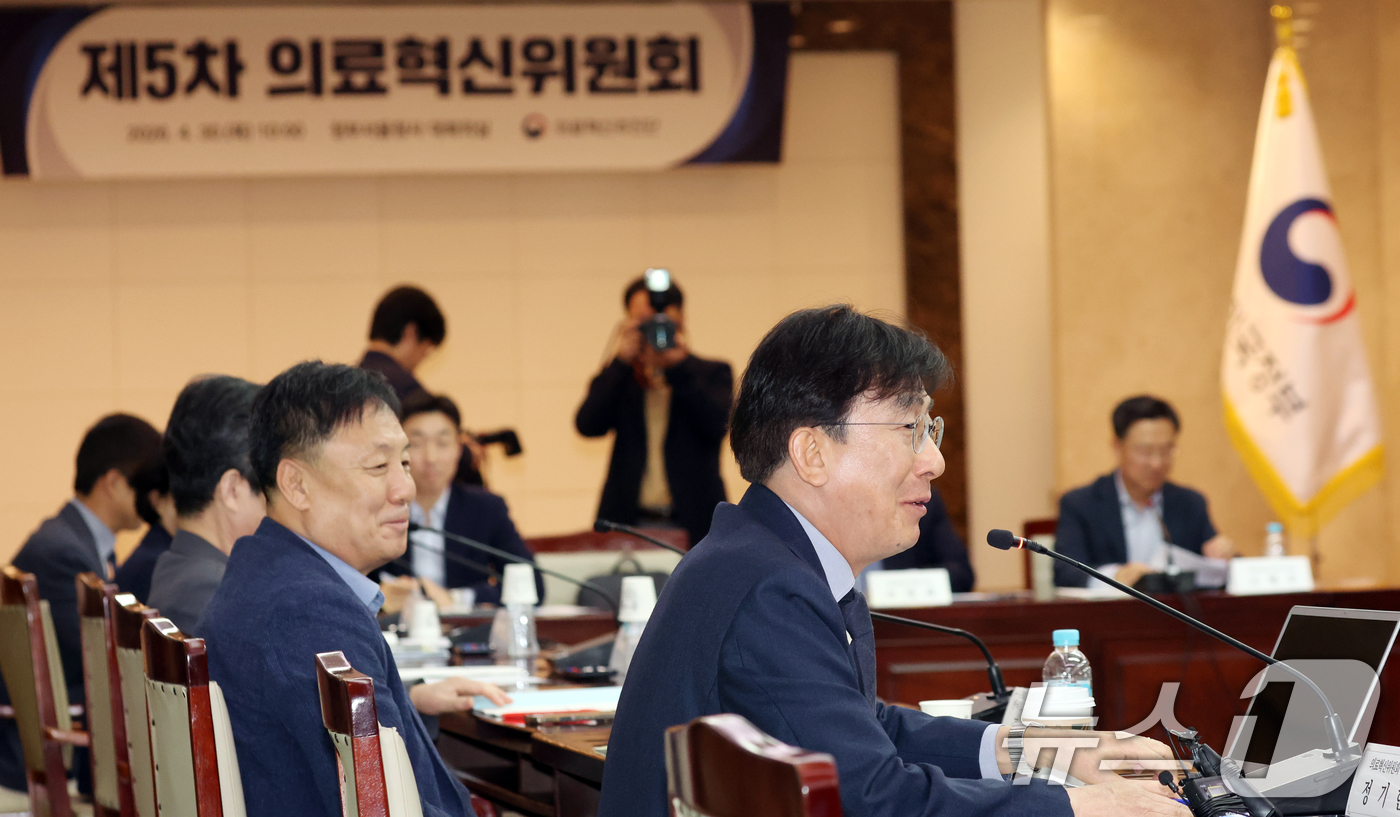 (서울=뉴스1) 김명섭 기자 = 정기현 의료혁신위원회 위원장이 30일 오전 서울 종로구 세종대로 정부서울청사에서 열린 제5차 의료혁신위원회에서 모두 발언을 하고 있다. 2026.4 …