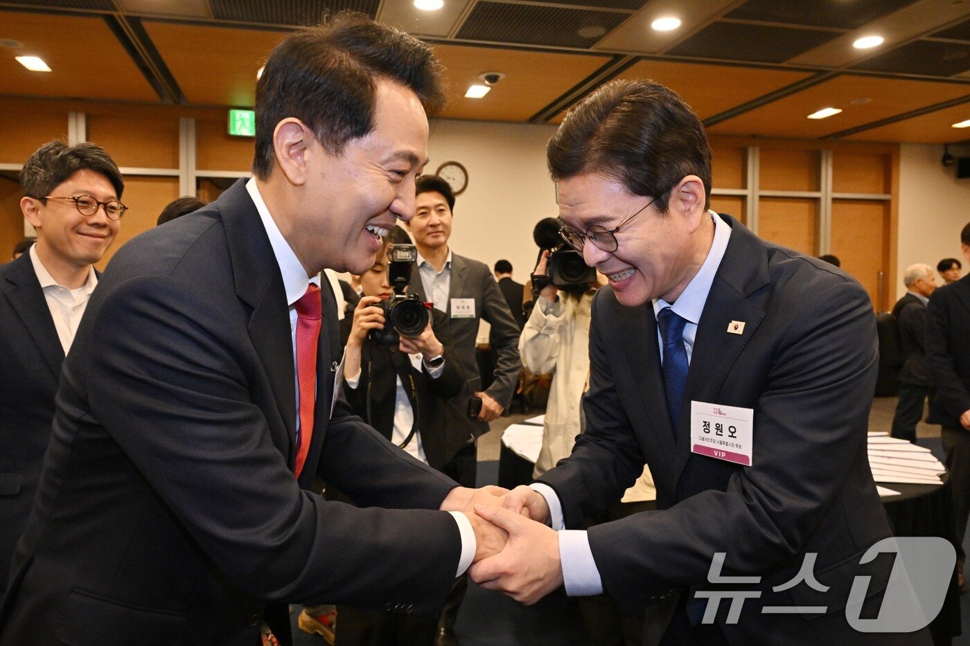 본문 이미지 - 정원오 더불어민주당 서울시장 후보(오른쪽)와 오세훈 국민의힘 서울시장 후보가 30일 서울 중구 대한상공회의소에서 열린 '한국포럼'에 참석해 악수를 하고 있다. (한국일보 제공) 2026.4.30 ⓒ 뉴스1