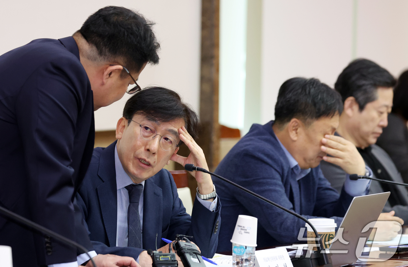 (서울=뉴스1) 김명섭 기자 = 정기현 의료혁신위원회 위원장이 30일 오전 서울 종로구 세종대로 정부서울청사에서 열린 제5차 의료혁신위원회에서 참석자와 대화를 하고 있다. 2026 …