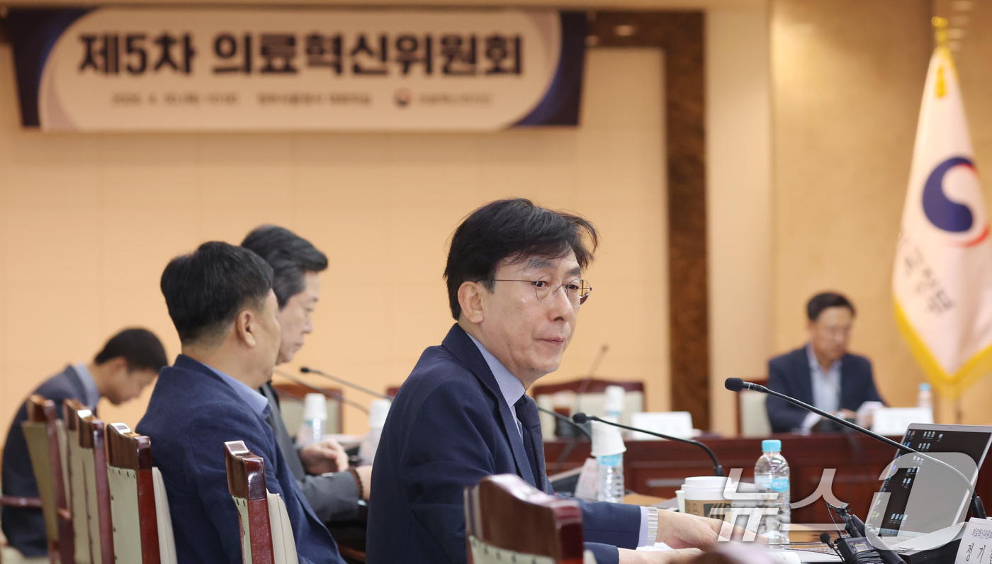 (서울=뉴스1) 김명섭 기자 = 정기현 의료혁신위원회 위원장이 30일 오전 서울 종로구 세종대로 정부서울청사에서 열린 제5차 의료혁신위원회에서 자료를 살펴보고 있다. 2026.4. …