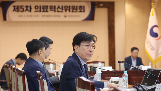 자료살펴보는 정기현 위원장