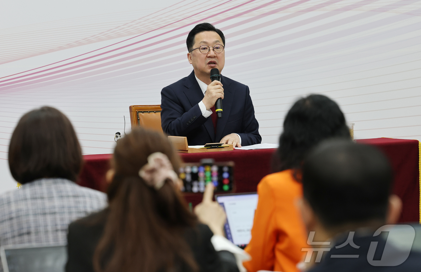 (대전=뉴스1) 김기태 기자 = 이장우 대전시장이 30일 시청 기자회견장에서 언론인과의 대담을 하고 있다. 2026.4.30/뉴스1