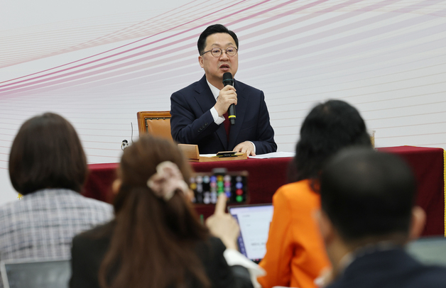 언론인과 대담하는 이장우 대전시장